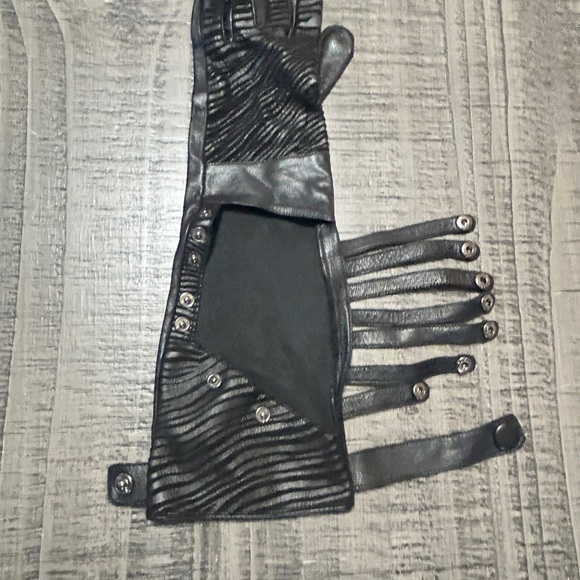 Fioretto Long Black Leather Gloves with Snap Closures - Picture 7 of 7